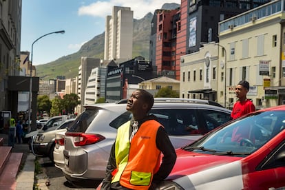 Nazim, de 16 años, se gana unos rands cada día indicando a los visitantes que llegan en coche hasta el turístico barrio de Bo Kaap dónde aparcar. El adolescente asegura que desde el estallido de la pandemia no gana más de dos o tres euros al día, como mucho. En Ciudad del Cabo, Sudáfrica, diciembre de 2020. Pincha en la imagen para ver la fotogalería completa.