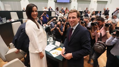 Begoña Villacís felicita a José Luis Martínez Almeida, elegido alcalde de Madrid.