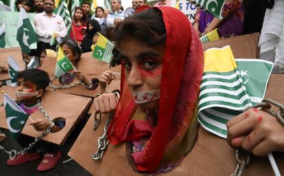 Antes de ayer los niños participaban en un una manifestación de protesta anti-india en Lahore. Los vecinos con armas nucleares se atacan regularmente con proyectiles de mortero y disparos en la frontera de facto conocida como la Línea de control (LoC) en el territorio del Himalaya en disputa que es reclamado tanto por India como por Pakistán.