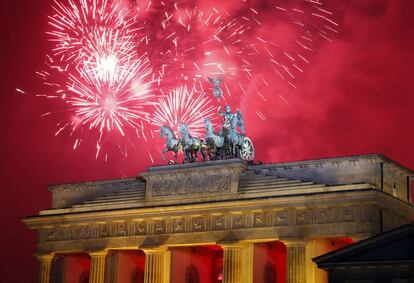 La Puerta de Brandenburgo da la bienvenida al 2014.