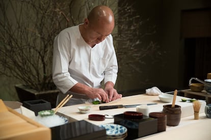 El menú, que ofrece el chef Masayoshi Takayama, que se aficionó a la cocina trabajando en el puesto de pescado de su familia en Tochigi (Japón), tiene una duración de dos horas. Desde la barra se observa la preparación de cada plato. Precio: menú Omakasee, 570 euros. Hinoki Counter Experience, 700 euros. www.masanyc.com.