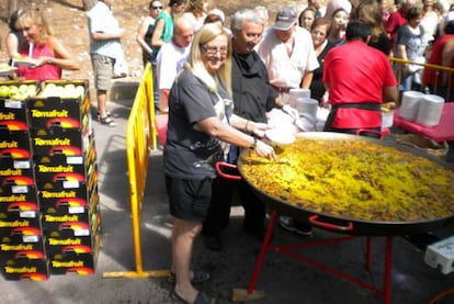 La alcaldesa de Belmonte de Tajo, Ana María Pinós Sangonzalo, durante la celebración de una paellada.