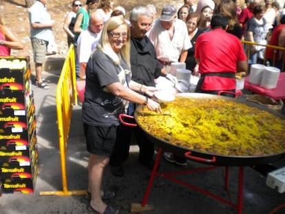 La alcaldesa de Belmonte de Tajo, Ana María Pinós Sangonzalo, durante la celebración de una paellada.