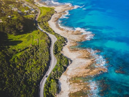 Vista aérea de la australiana Great Ocean Road, una de las carreteras de costa más bellas del mundo.