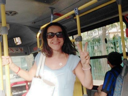 A atriz Luc&eacute;lia Santos, em &ocirc;nibus no Rio.