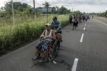 Un hombre en silla de ruedas partió hace nueve días desde Honduras, ayudado por su hermano. Ambos esperan cruzar México, el 21 de octubre de 2018.