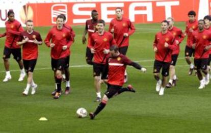El delantero del MU Wayne Rooney (c.) golpea el balón en un entrenamiento en San Mamés en la víspera del encuentro contra el Athletic.