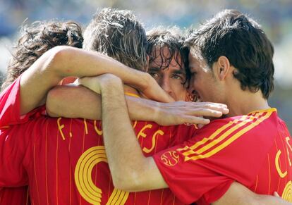 Raúl (izquierda), Puyol (segundo derecha) y Cesc Fábregas (derecha) abrazan a Fernando Torres ( segundo izquierda) , tras conseguir el cuarto gol de España ante Ucrania en el Mundial de Alemania 2006.