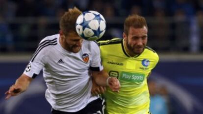 Mustafi pugna por el balón con Depoitre.
