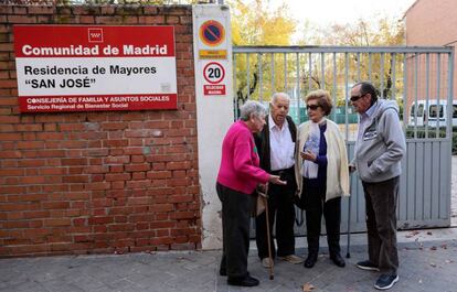 Varios mayores en la puerta de una residencia de la Comunidad de Madrid. 