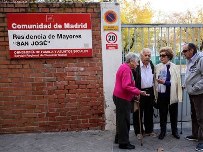 Varios mayores en la puerta de una residencia de la Comunidad de Madrid. 