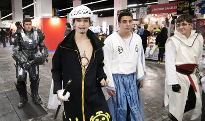 De izquierda a derecha, los asistentes van disfrazados de War Machine, de 'Ironman'; de personaje de 'One Piece'; típico traje Kendo, y un vestido del videojuego 'Assassins Creed'.