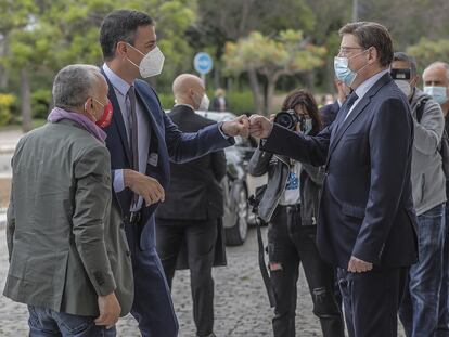 El presidente del Gobierno, Pedro Sánchez, saluda al presidente de la Generalitat, Ximo Puig, el pasado mes de mayo en Valencia.