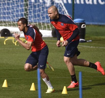 Lucas Moura y Alex durante la sesión de entrenamiento previa al partido que les enfrentará al Chelsea, correspondiente a la ida de los cuartos de final de la Champions League.