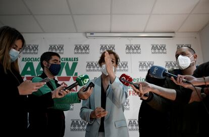 La candidata de Más Madrid a la Presidencia de la Comunidad, Mónica García, responde a los medios tras reunirse con la Federación Regional de Asociaciones de Vecinos de Madrid.