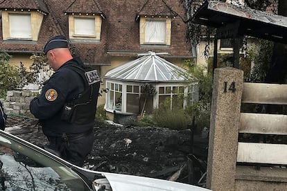 Un policía junto a la casa del alcalde de L’Hay-les-Roses, tras el incidente. 