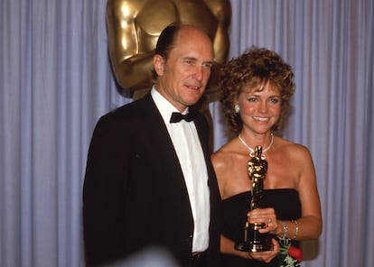 Robert Duvall junto a Sally Field, con su Oscar en 1985 por 'En un lugar del corazón'.