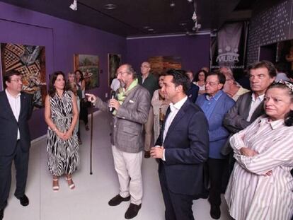 El artista Miguel Ángel Bedate (en el centro) en la exposición dedicada a su obra, en Badajoz.