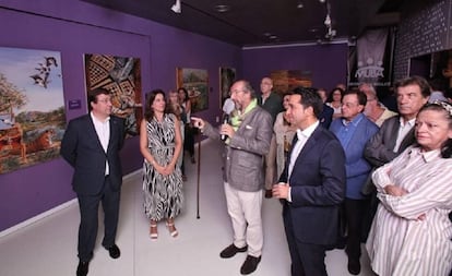 El artista Miguel Ángel Bedate (en el centro) en la exposición dedicada a su obra, en Badajoz.