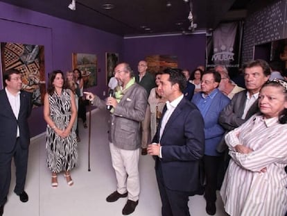 El artista Miguel Ángel Bedate (en el centro) en la exposición dedicada a su obra, en Badajoz.