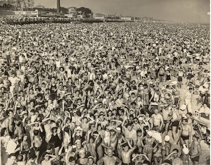 'Crowd at Coney Island in the afternoon', July 21, 1040.