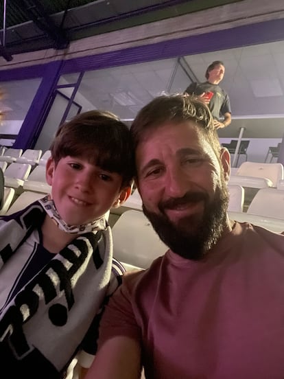 David Hernández y su hijo, Marcos, en el estadio José Zorrilla de Valladolid el pasado septiembre.