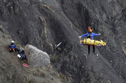 Um trabalhador das equipes de resgate é içado por um helicóptero nos Alpes, na zona onde caiu o avião de Germanwings, matando 150 pessoas.