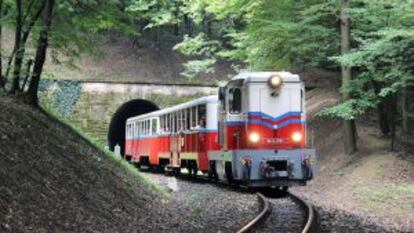 Tren para niños en las colinas de Buda, en Budapest.