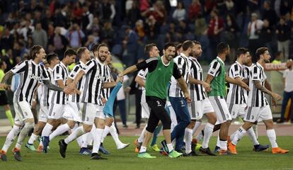 Los jugadores de la Juve celebran el título.