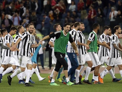 Los jugadores de la Juve celebran el título.