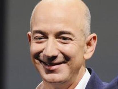 Jeff Bezos, CEO de Amazon, con el nuevo Kindle Paperwhite