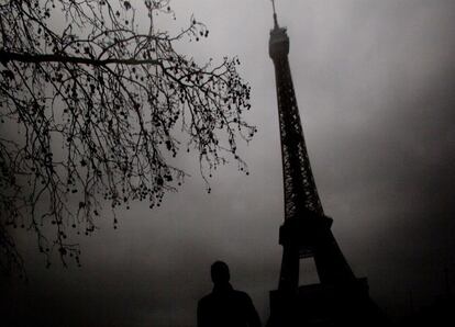 La famosa torre Eiffel emerge misteriosa en un día invernal en París.