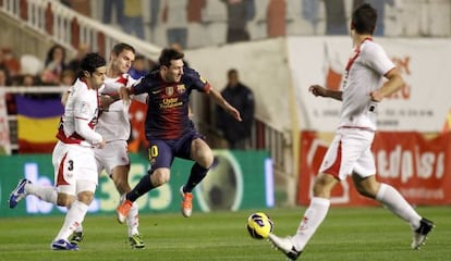 Messi trata de irse de varios jugadores del Rayo.