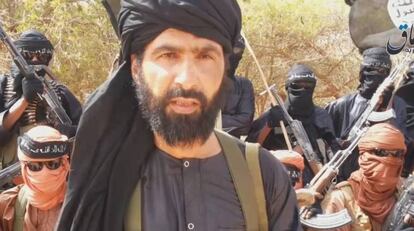 Abu Adnan Walid al Saharaui, en el momento de jurar lealtad al Estado Islámico en 2015, en un vídeo propagandístico.