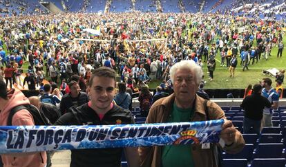 Elías Contel junto a su nieto en el último partido de la temporada 2018/2019 en el RCD Stadium.