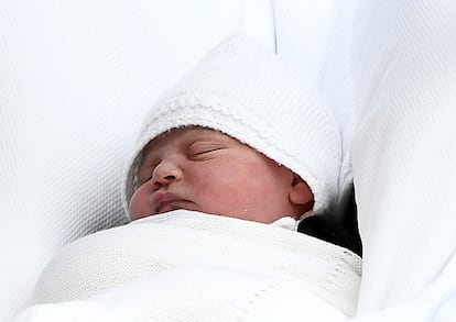 El hijo recién nacido de Kate Middleton y Guillermo de Inglaterra, fotografiado a la salida del hospital en Londres, el 23 de abril de 2018. 