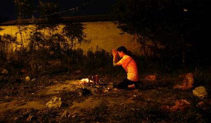 El municipio de Maotanchang es conocido por enfrentar a los alumnos de secundaria a un riguroso período de preparación de 14 días para el examen anual de acceso a la universidad, más conocido como 'gaokao'. En la foto, un estudiante reza para tener suerte en el examen.