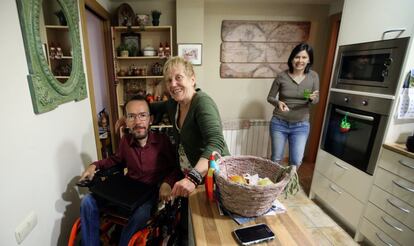 Pablo Echenique junto a su madre, Irma Robba en la pequeña cocina de casa. Al fondo, Mariale Nelo, su esposa .