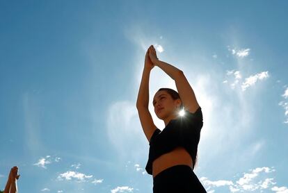 Una joven practica yoga en Bruselas (Bélgica). Esta conmemoración anual adoptada por la ONU en 2014, se realiza sobre todo en India, pero también en el resto del mundo, durante el día más largo en el hemisferio norte.