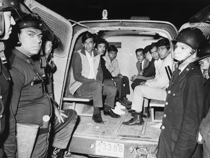 Elementos de la Policía transportan a estudiantes detenidos en Tlatelolco, el 2 de octubre de 1968.