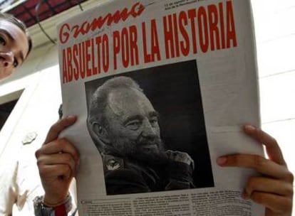 Un habitante de La Habana lee el diario <i>Granma</i> con una foto de Castro el 12 de agosto de 2006.