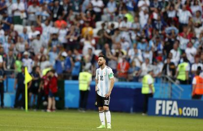 Leo Messi en el terreno de juego tras caer en octavos frente a Francia, el 30 de junio de 2018.