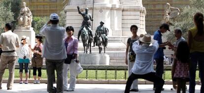 Turistas extranjeros se fotografían en la plaza de España este agosto.