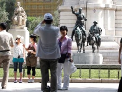 Turistas extranjeros se fotografían en la plaza de España este agosto.