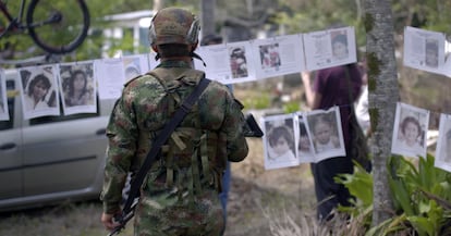 Ein Soldat betrachtet während einer Gedenkfeier zur Tragödie Fotos der verlorenen Kinder von Armero. Standbild aus der Dokumentation „Tochter des Vulkans“, bereitgestellt von Mayéutica Producciones und Surtsey Films.