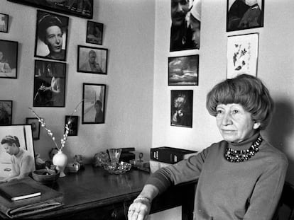 Violette Leduc en París en 1970. En la pared de su escritorio, fotografías de Simone de Beauvoir y Jean-Paul Sartre.