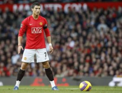 En el United, Cristiano tomó el dorsal 7 que dejaba Beckham y empezó a asombrar al mundo con sus habilidades. En 2009 ficharía por el Madrid, que pagó por él 80 millones de euros.