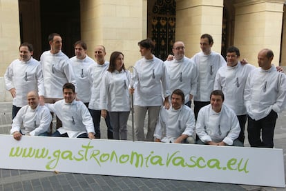 Los 14 cocineros que forman Sukatalde posan ayer frente al palacio de la Diputación guipuzcoana.