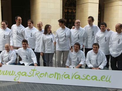 Los 14 cocineros que forman Sukatalde posan ayer frente al palacio de la Diputación guipuzcoana.