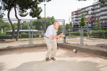 Octavio, durante su partida de petanca en el parque de Aluche.